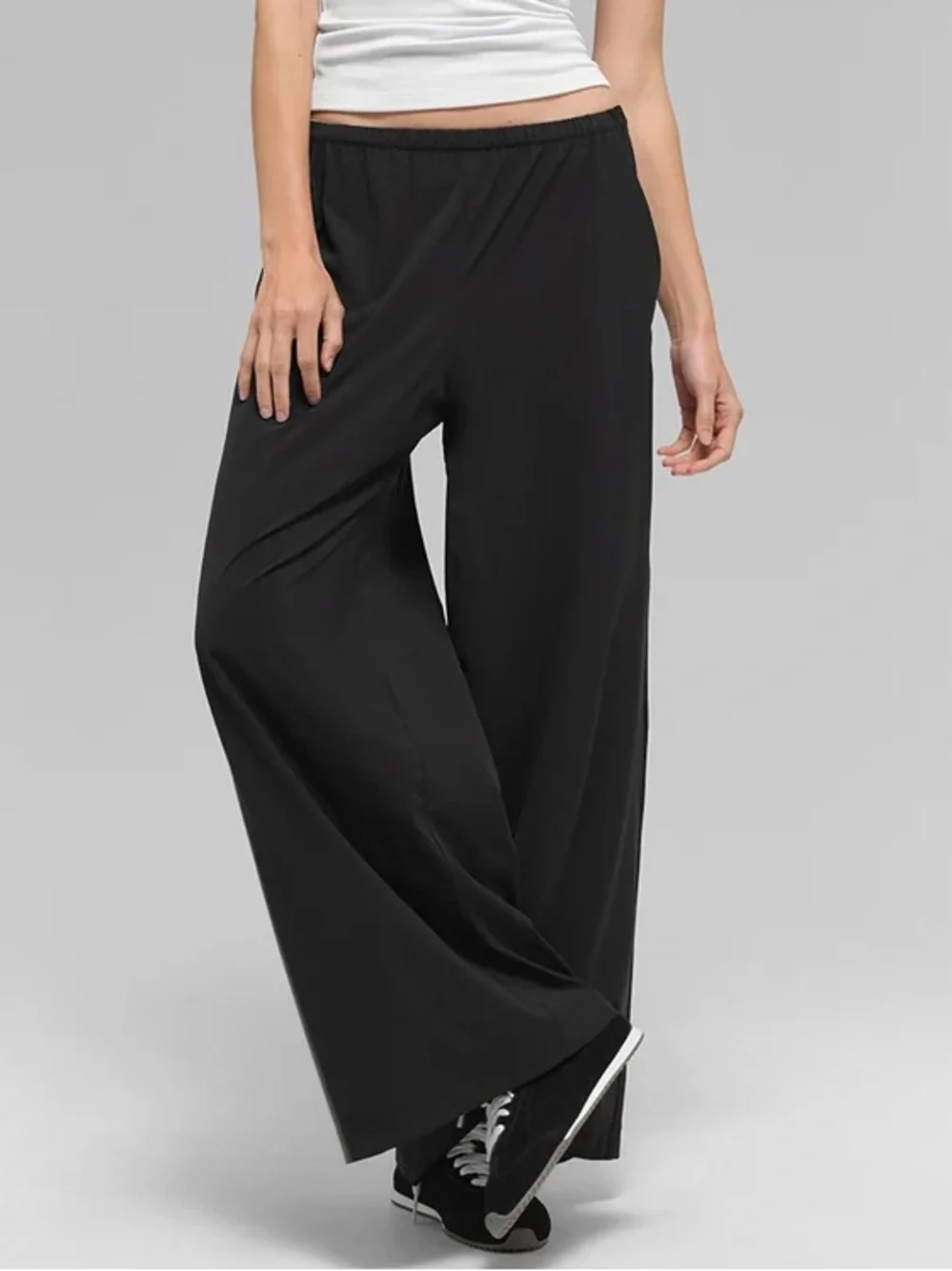 Alo Yoga Breezy Wide Leg Pant (Regular) in Black